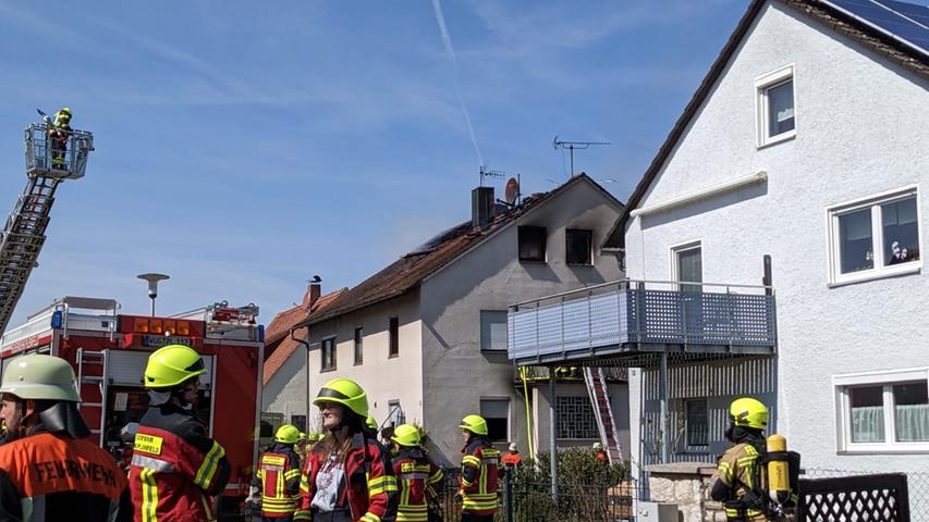 Bei einem schweren Brand in Pleinfeld starb am Ostermontag ein Mensch, ein weiterer wurde schwer verletzt. Bei einem schweren Brand in Pleinfeld starb am Ostermontag ein Mensch, ein weiterer wurde schwer verletzt.