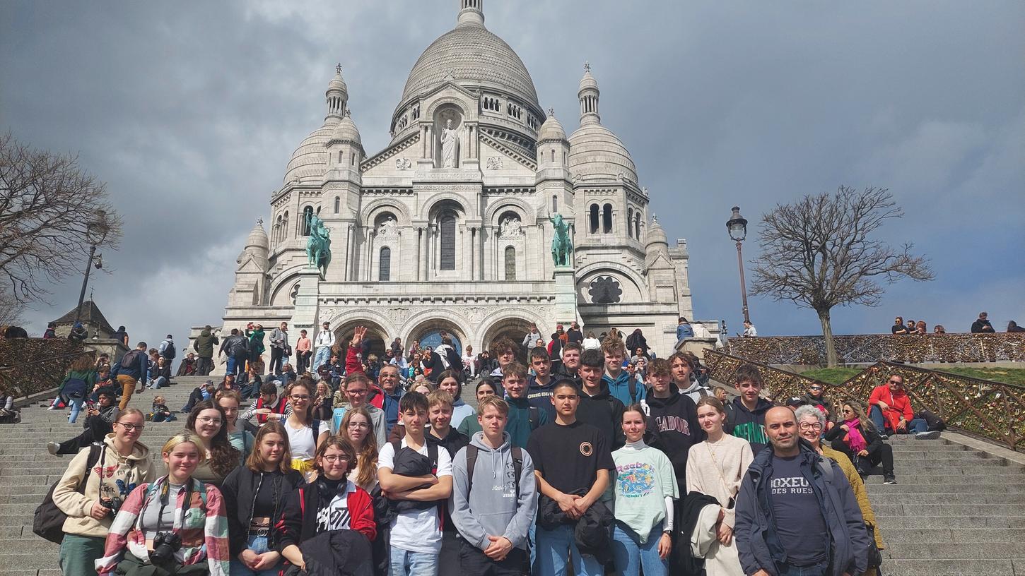 Die Schülergruppe im Pariser Viertel Montmatre vor der Kathedrale Sacré-Cœur.