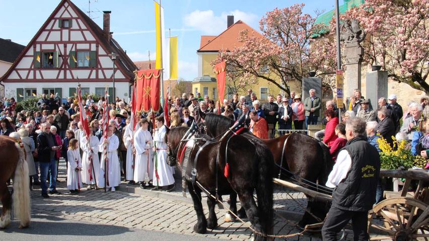Hunderte Schaulustige haben dem Georgiritt beigewohnt, bei dem gut 70 Pferde um Dorflinde und Pfarrkirche St. Georg geführt wurden.