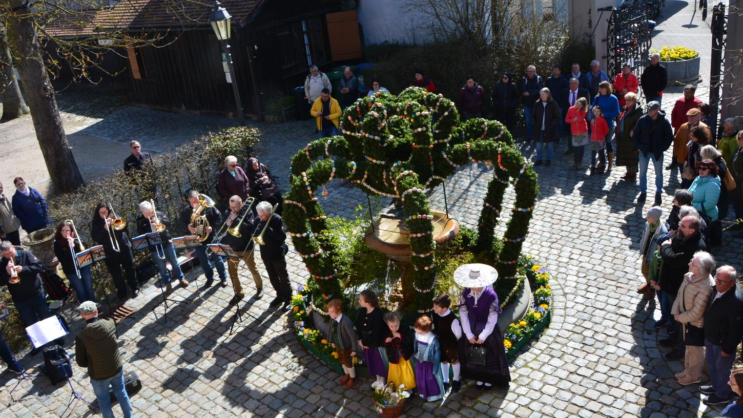 Zur Einweihung des Osterbrunnens kamen viele Besucherinnen und Besucher in den Markgräflichen Hofgarten. Und auch das Wetter spielte mit. Zur Einweihung des Osterbrunnens kamen viele Besucherinnen und Besucher in den Markgräflichen Hofgarten. Und auch das Wetter spielte mit.