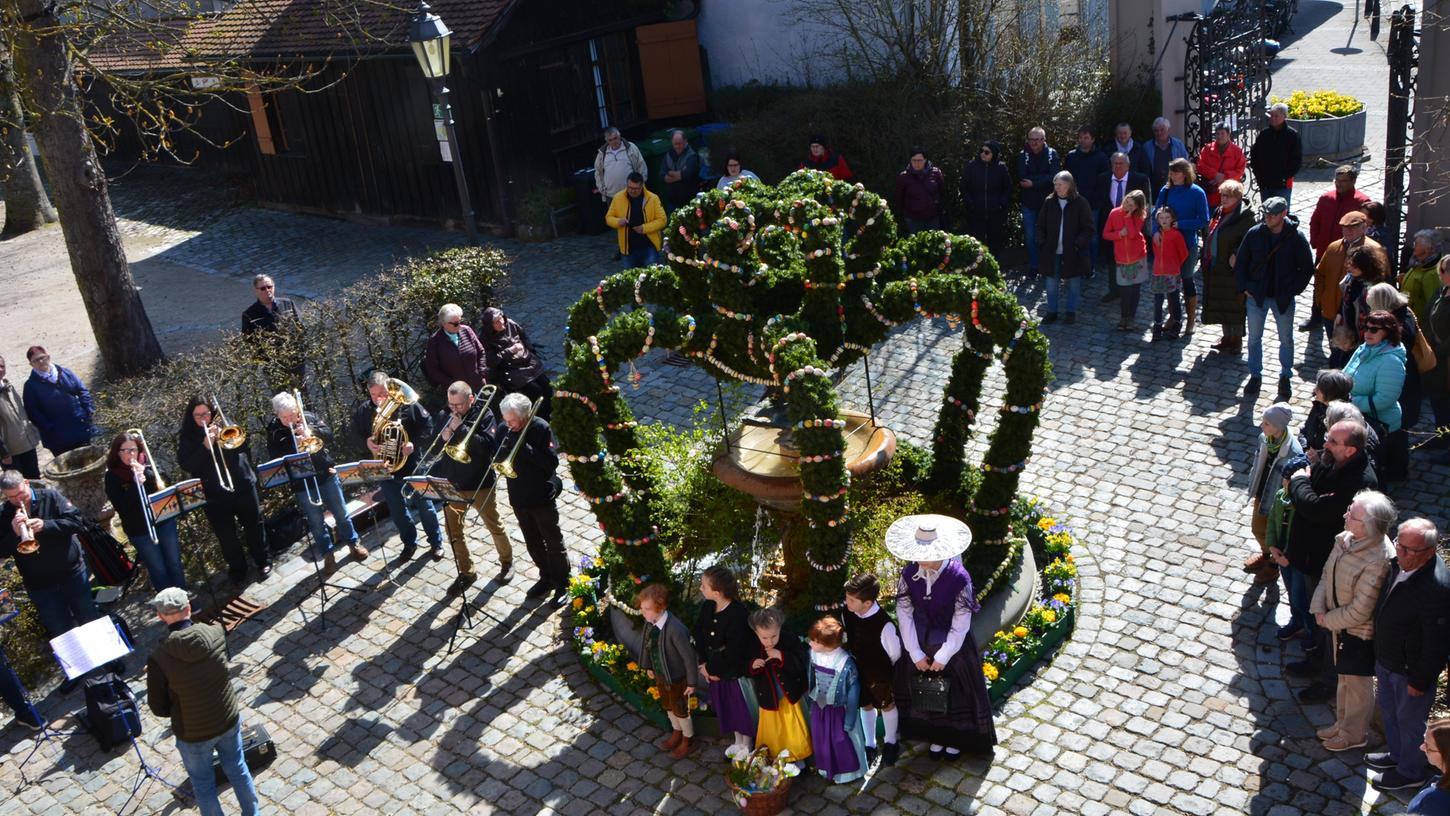 Zur Einweihung des Osterbrunnens kamen viele Besucherinnen und Besucher in den Markgräflichen Hofgarten. Und auch das Wetter spielte mit.  