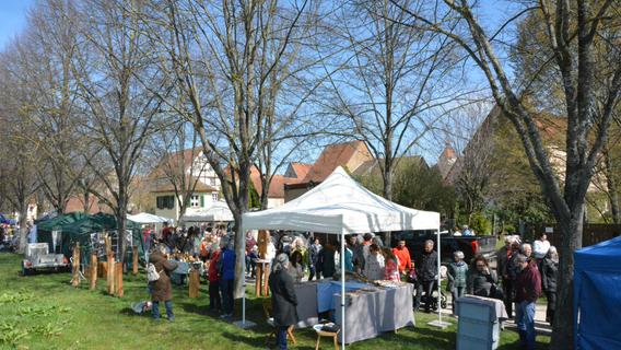 Dekoration für den Garten, Wohnaccessoires, Kunsthandwerk und Essensstände gab es auf dem Naturmarkt an der Promenade.  