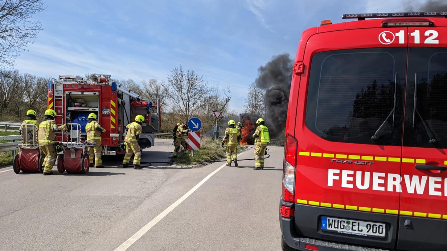 Die beiden Unfallfahrzeuge gehen nach dem Zusammenprall in Flammen auf. Für die Motoradfahrerin kommt jede Hilfe zu spät Die beiden Unfallfahrzeuge gehen nach dem Zusammenprall in Flammen auf. Für die Motoradfahrerin kommt jede Hilfe zu spät