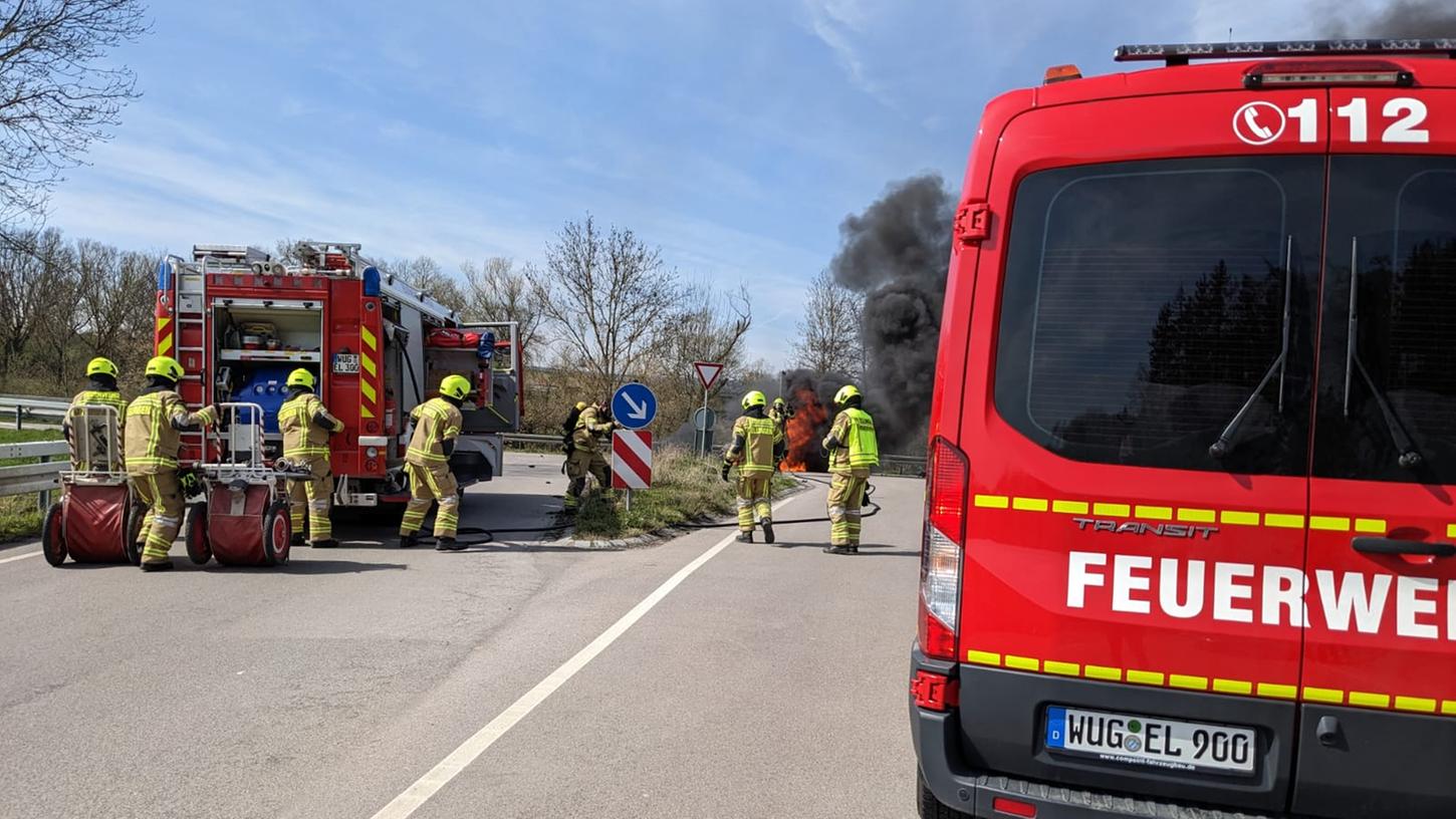 Die beiden Unfallfahrzeuge gehen nach dem Zusammenprall in Flammen auf. Für die Motoradfahrerin kommt jede Hilfe zu spät