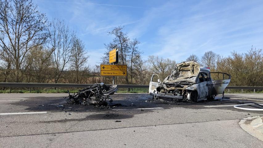 Ein Bild des Schreckens: Von dem Motorrad ist nur noch Asche übrig, und das andere beteiligten Unfallfahrzeug ist ebenfalls schwer deformiert.