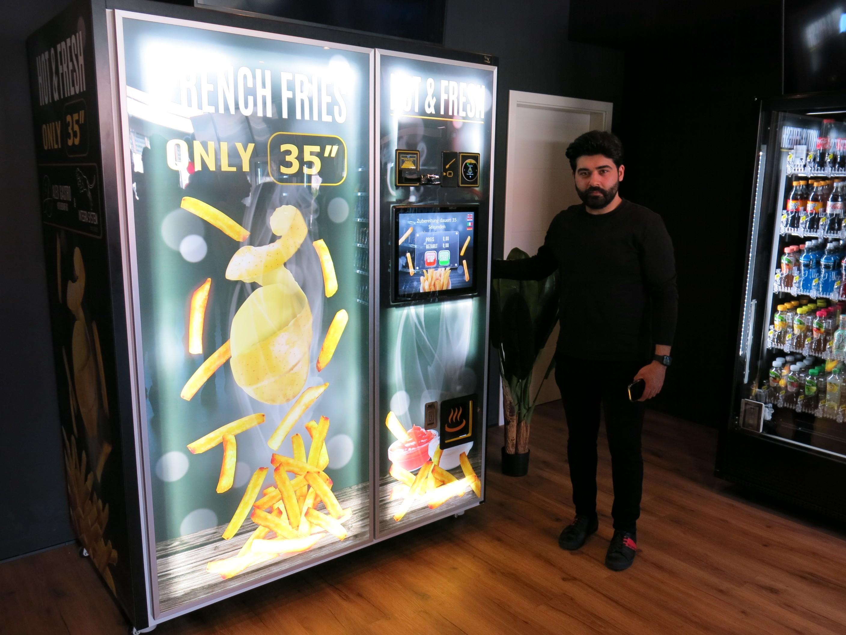 Bayerns erster Pommes-Automat eröffnet in Erlangen Bayerns erster Pommes-Automat eröffnet in Erlangen