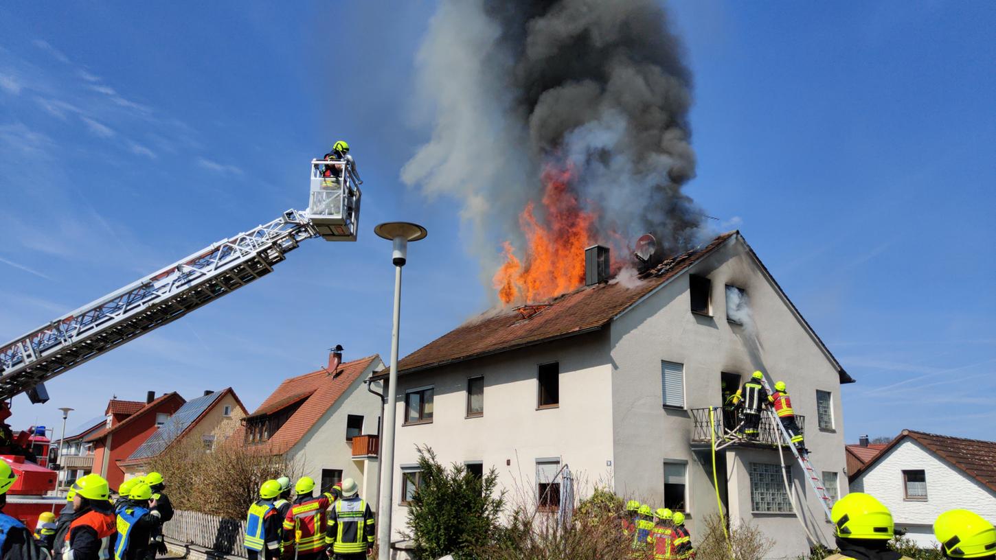 Die Flammen schlugen aus dem Dach, als die Feuerwehren vor Ort in Pleinfeld eintrafen.
