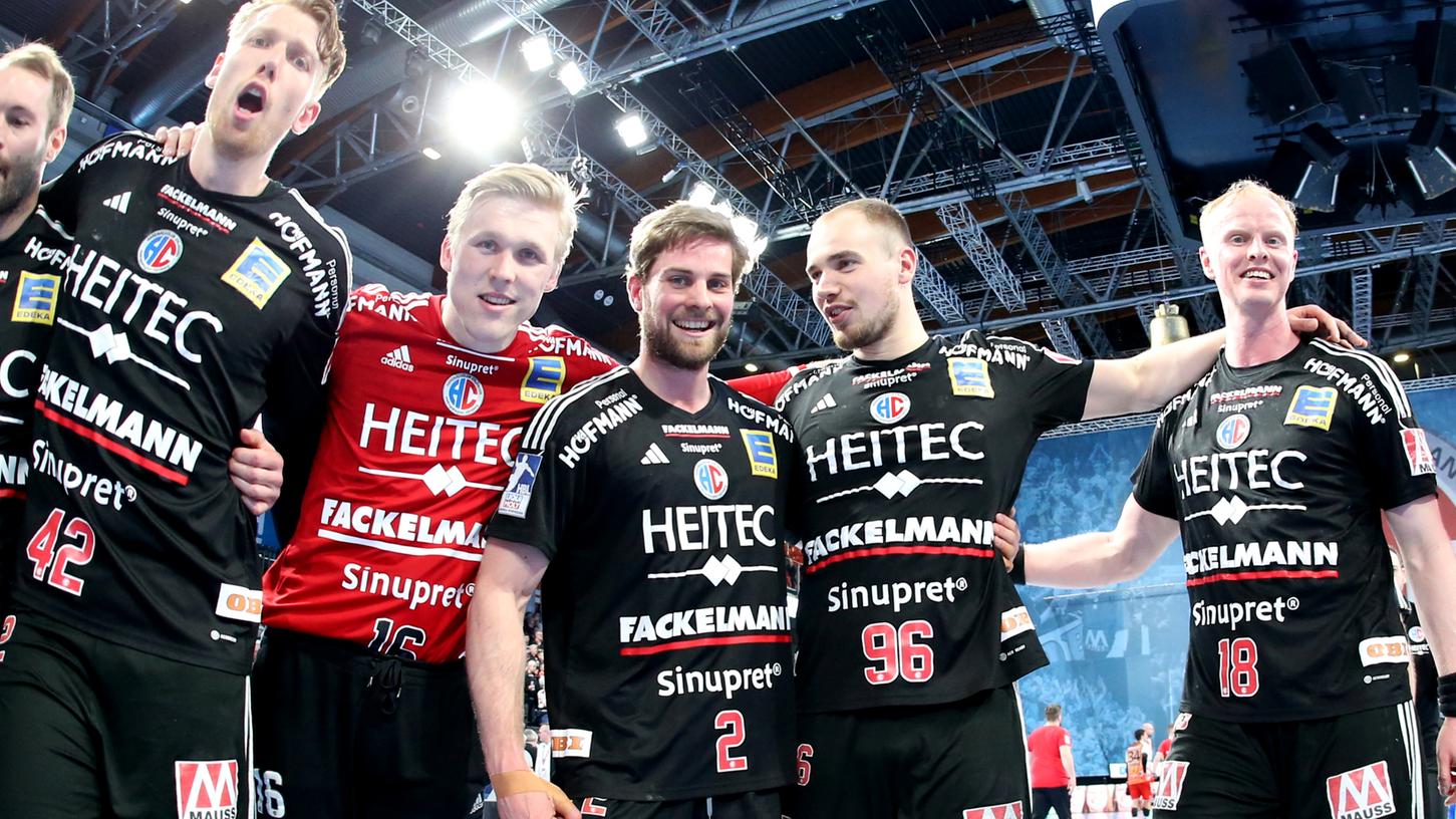 Gute Laune nach Spielschluss: Erlangens Handballer freuen sich über einen doch noch recht souveränen Sieg gegen den Tabellenletzten.
