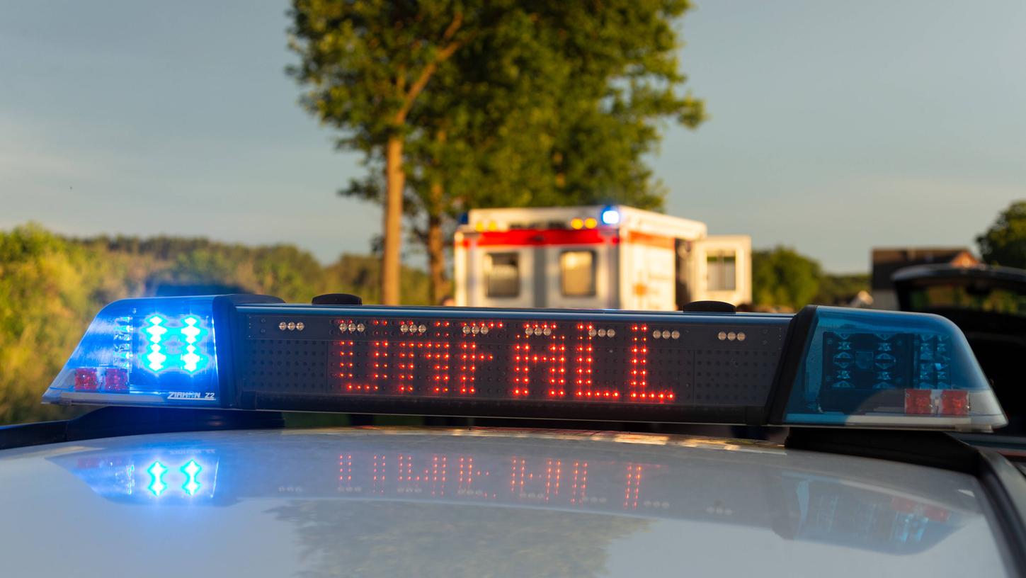 Eine Frau starb nach einem schweren Unfall in Unterfranken. (Symbolbild) Eine Frau starb nach einem schweren Unfall in Unterfranken. (Symbolbild)