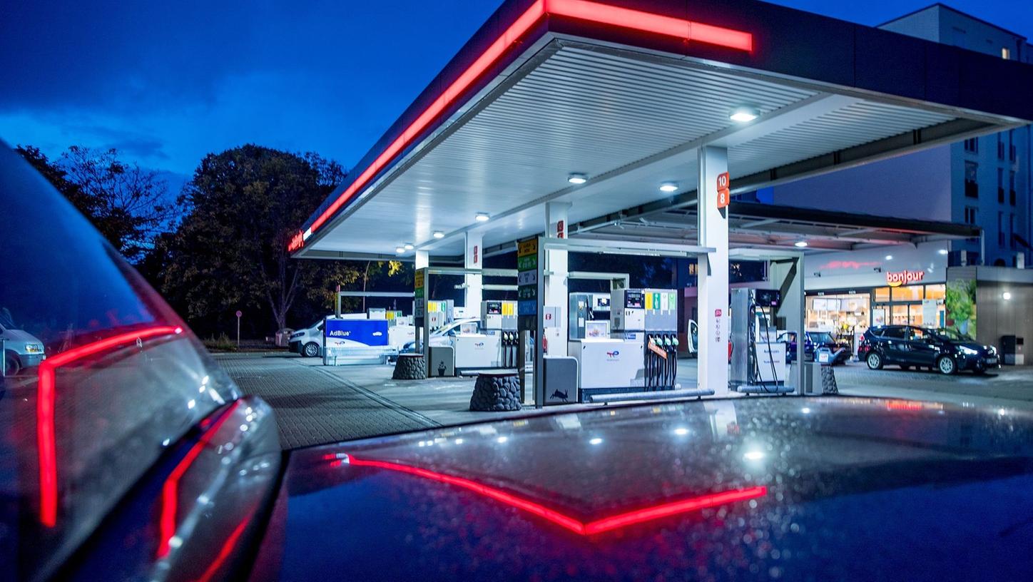 An einer Tankstelle in Leutershausen (Symbolbild) wurde ein Mitarbeiter attackiert. An einer Tankstelle in Leutershausen (Symbolbild) wurde ein Mitarbeiter attackiert.