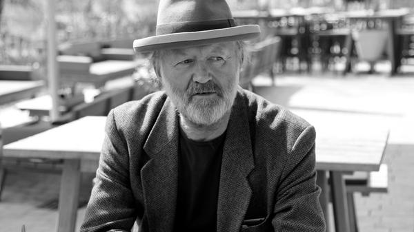 Der Musiker und Schauspieler George Meyer-Goll ist im Alter von 74 Jahren an Herzversagen gestorben. Bis 1973 war er Teil der Rock-Band "Ihre Kinder" aus Nürnberg und war später vor allem in Hamburg als Schauspieler aktiv.