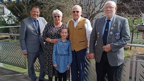Diamantene Hochzeit feierte das Ehepaar Liß in Rednitzhembach. Unser Bild zeigt (von links) Zweiten Bürgermeister Joschi Leisinger, Jubilarin Ellen Liß, Urenkelin Milena, Hans-Dieter Liß und den Vorsitzenden des Soldaten- und Kameradschaftsvereins, Josef Naglmüller. Diamantene Hochzeit feierte das Ehepaar Liß in Rednitzhembach. Unser Bild zeigt (von links) Zweiten Bürgermeister Joschi Leisinger, Jubilarin Ellen Liß, Urenkelin Milena, Hans-Dieter Liß und den Vorsitzenden des Soldaten- und Kameradschaftsvereins, Josef Naglmüller.