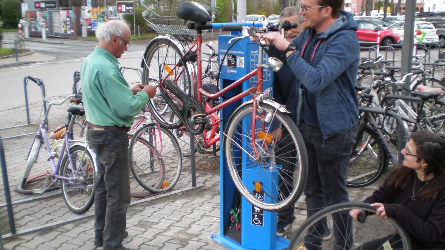 Seit Kurzem steht am Fuchsengarten an der Stadtmauer eine Einrichtung zur Verfügung, um Reparaturen an Fahrrädern auch außerhalb der Öffnungszeiten der nahegelegene Fahrradwerkstatt im E-Werk durchzuführen.