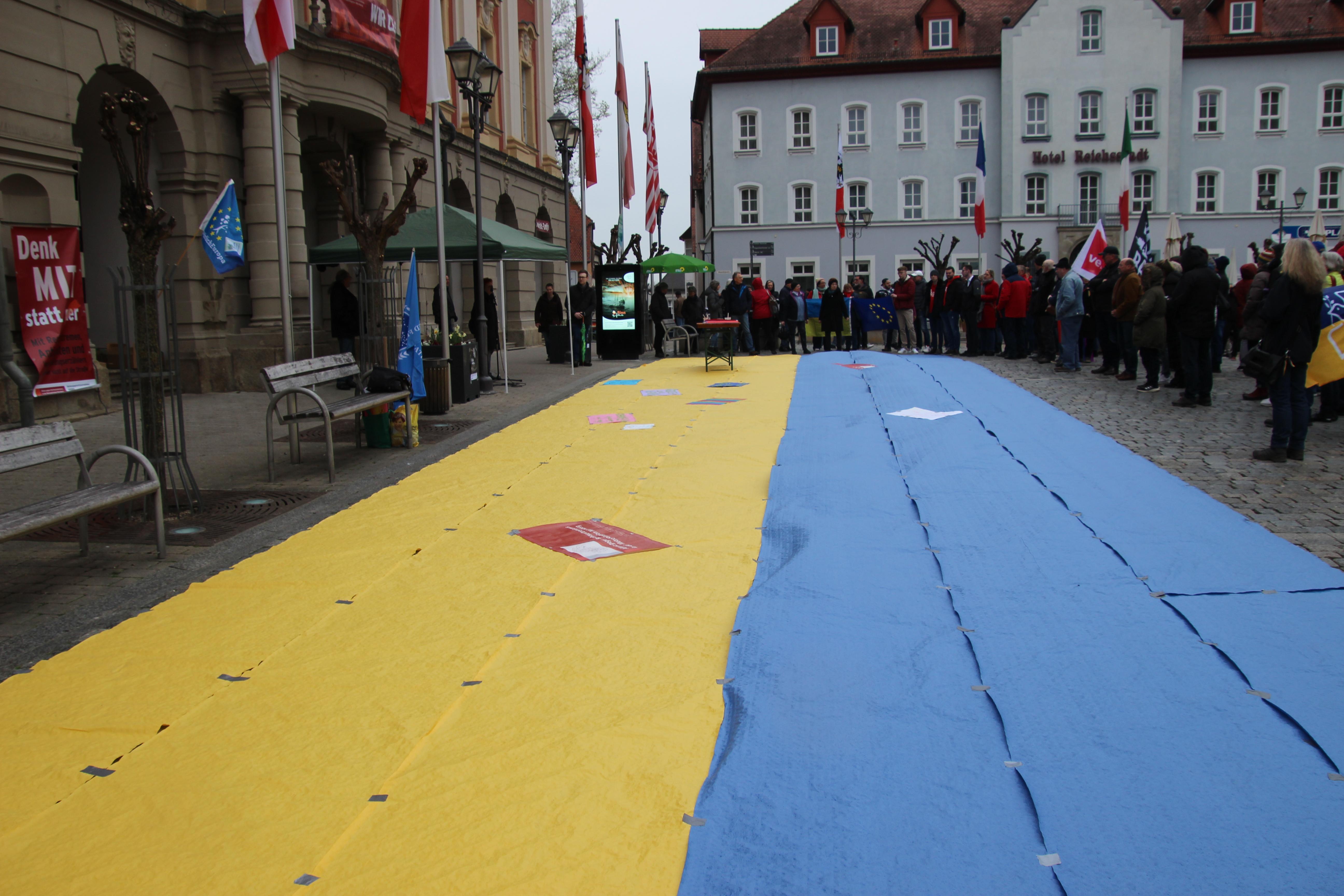 Die Farben der ukrainischen Flagge wurden als Zeichen der Solidarität mit dem Land gegen die Aggression Russlands auf dem Marktplatz großflächig aufgetragen.