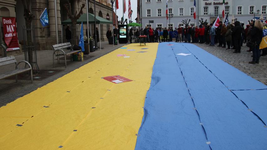 Die Farben der ukrainischen Flagge wurden als Zeichen der Solidarität mit dem Land gegen die Aggression Russlands auf dem Marktplatz großflächig aufgetragen.