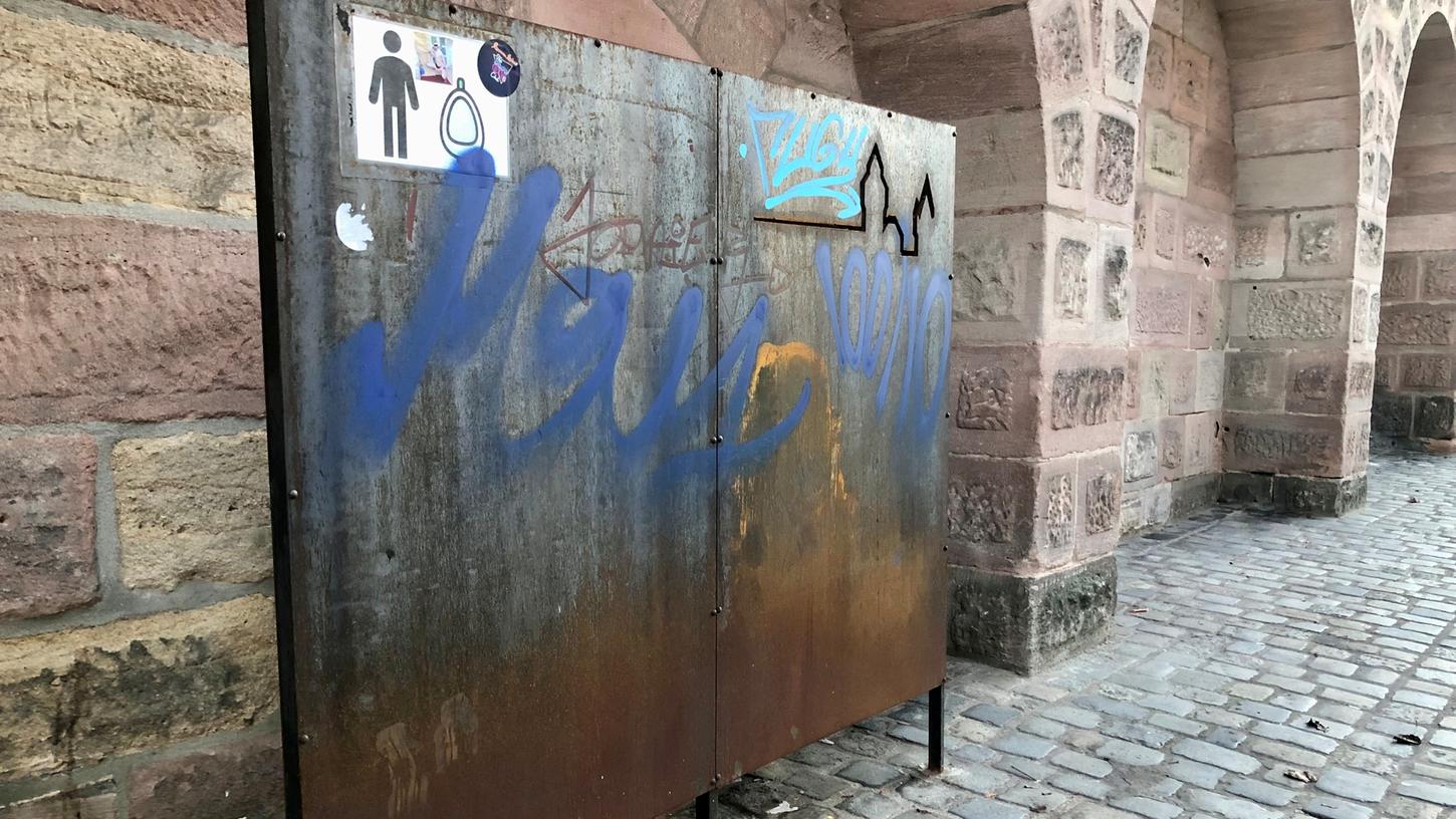 Im Juli 2022 wurde ein erstes Urinal an der Nürnberger Stadtmauer eröffnet. Gebaut wurde es von angehenden Metallbauern der Berufsschule B1. Laut Bürgermeister Christian Vogel wird es gut angenommen, doch Vandalismus ist ein Problem. Im Juli 2022 wurde ein erstes Urinal an der Nürnberger Stadtmauer eröffnet. Gebaut wurde es von angehenden Metallbauern der Berufsschule B1. Laut Bürgermeister Christian Vogel wird es gut angenommen, doch Vandalismus ist ein Problem.