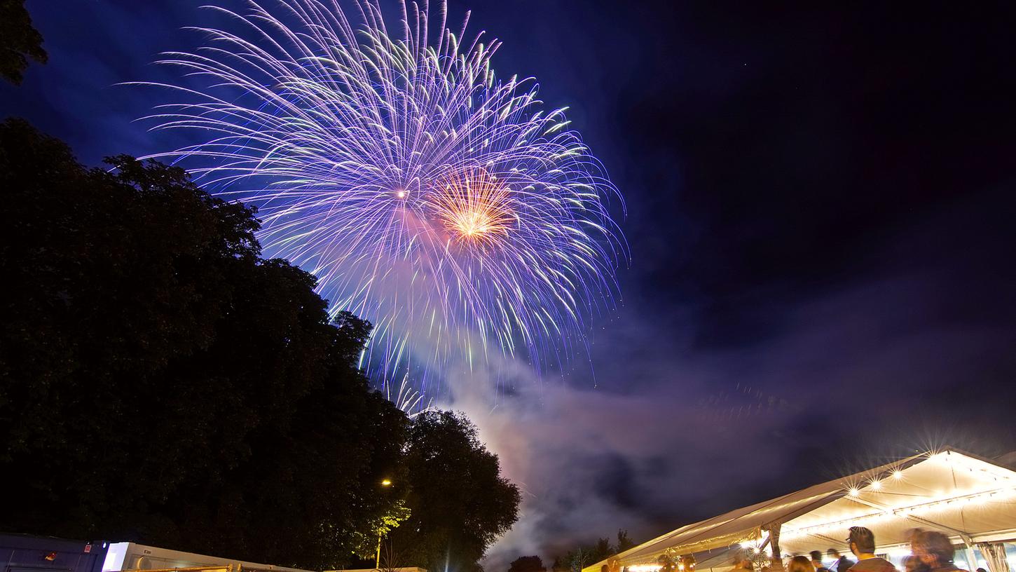 Auch in diesem Jahr gehört das große Feuerwerk auf dem Treuchtlinger Volksfest zu einem der Highlights. Auch in diesem Jahr gehört das große Feuerwerk auf dem Treuchtlinger Volksfest zu einem der Highlights.