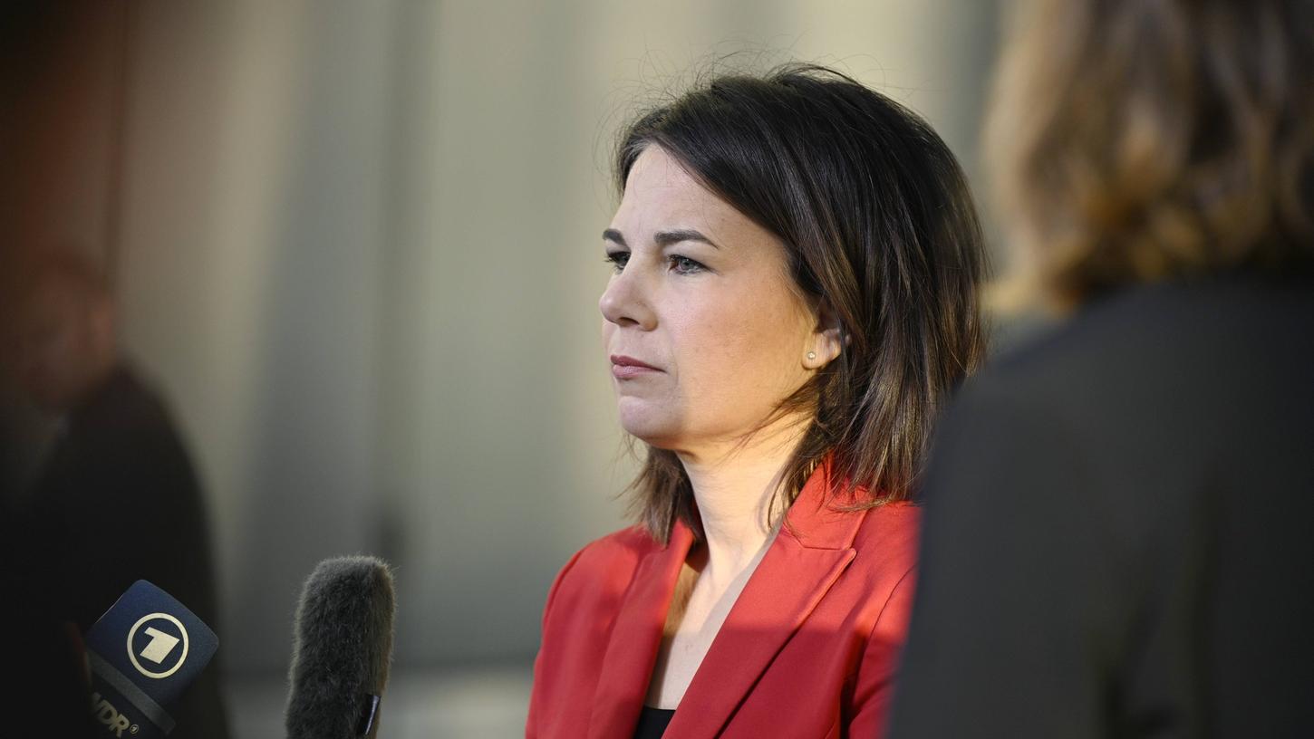 Das Außenministerium um Annalena Baerbock soll im letzten Jahr rund 137.000 Euro für eine Maskenbildnerin ausgegeben haben. Das Außenministerium um Annalena Baerbock soll im letzten Jahr rund 137.000 Euro für eine Maskenbildnerin ausgegeben haben.