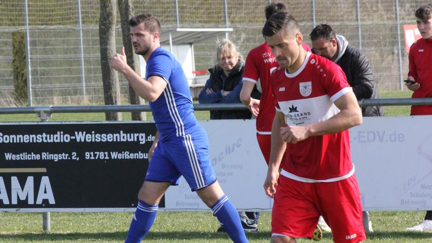 Daumen hoch: Absbergs Spielertrainer Pascal Schärtel (hinten) konnte rundum zufrieden sein. In der Jugend hat er selbst schon mal ein paar Jahre beim TSV 1860 Weißenburg gespielt.