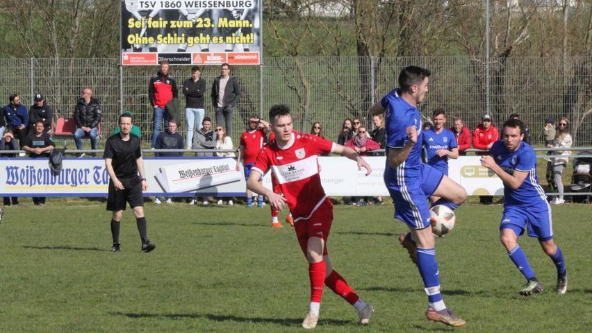 Der TSV 1860 Weißenburg II (in Rot) und der TSV Absberg lieferten sich ein tor- und abwechslungsreiches Landkreis-Duell, das die Gäste mit 6:2 gewannen.