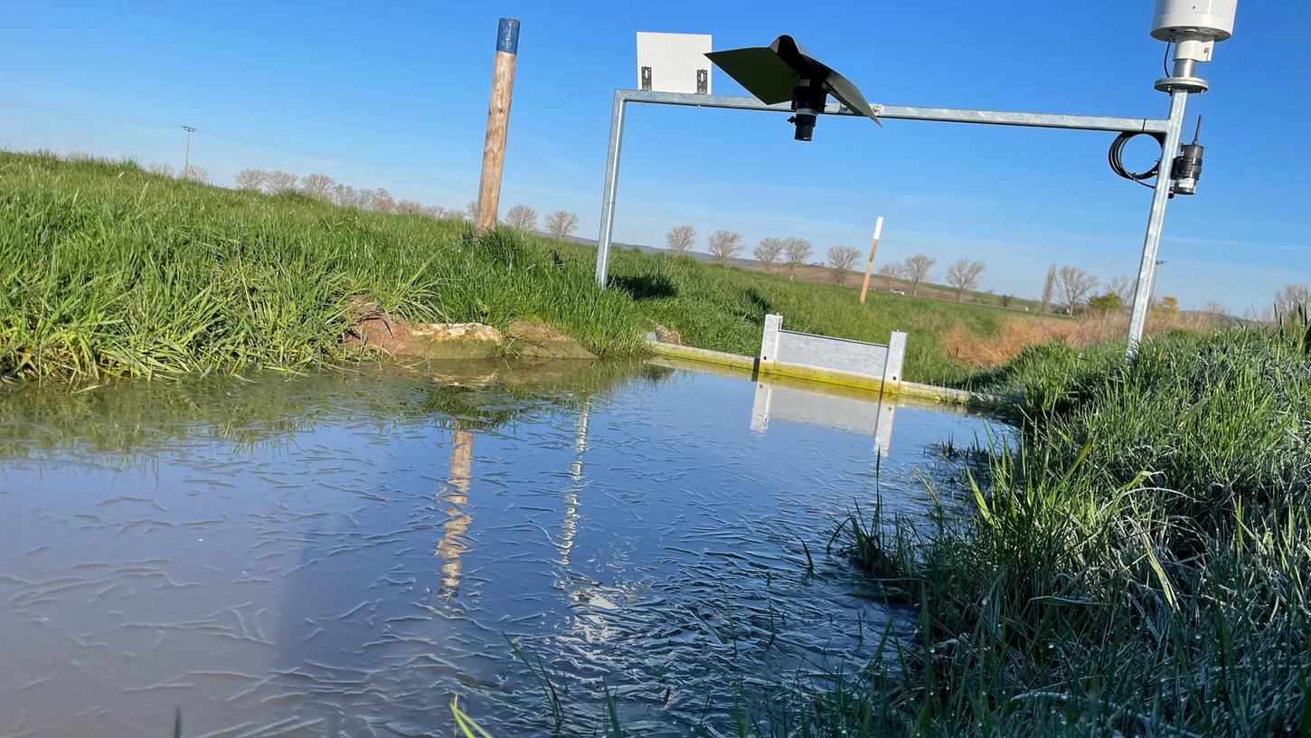 Voll mit Wasser ist der Bodenfeldgraben, südwestlich von Oberndorf, einem Ortsteil von Ipsheim im Landkreis Neustadt/Aisch-Bad Windsheim, nach einem Regenschauer dank eines Stauwehrs für längere Zeit. Voll mit Wasser ist der Bodenfeldgraben, südwestlich von Oberndorf, einem Ortsteil von Ipsheim im Landkreis Neustadt/Aisch-Bad Windsheim, nach einem Regenschauer dank eines Stauwehrs für längere Zeit.