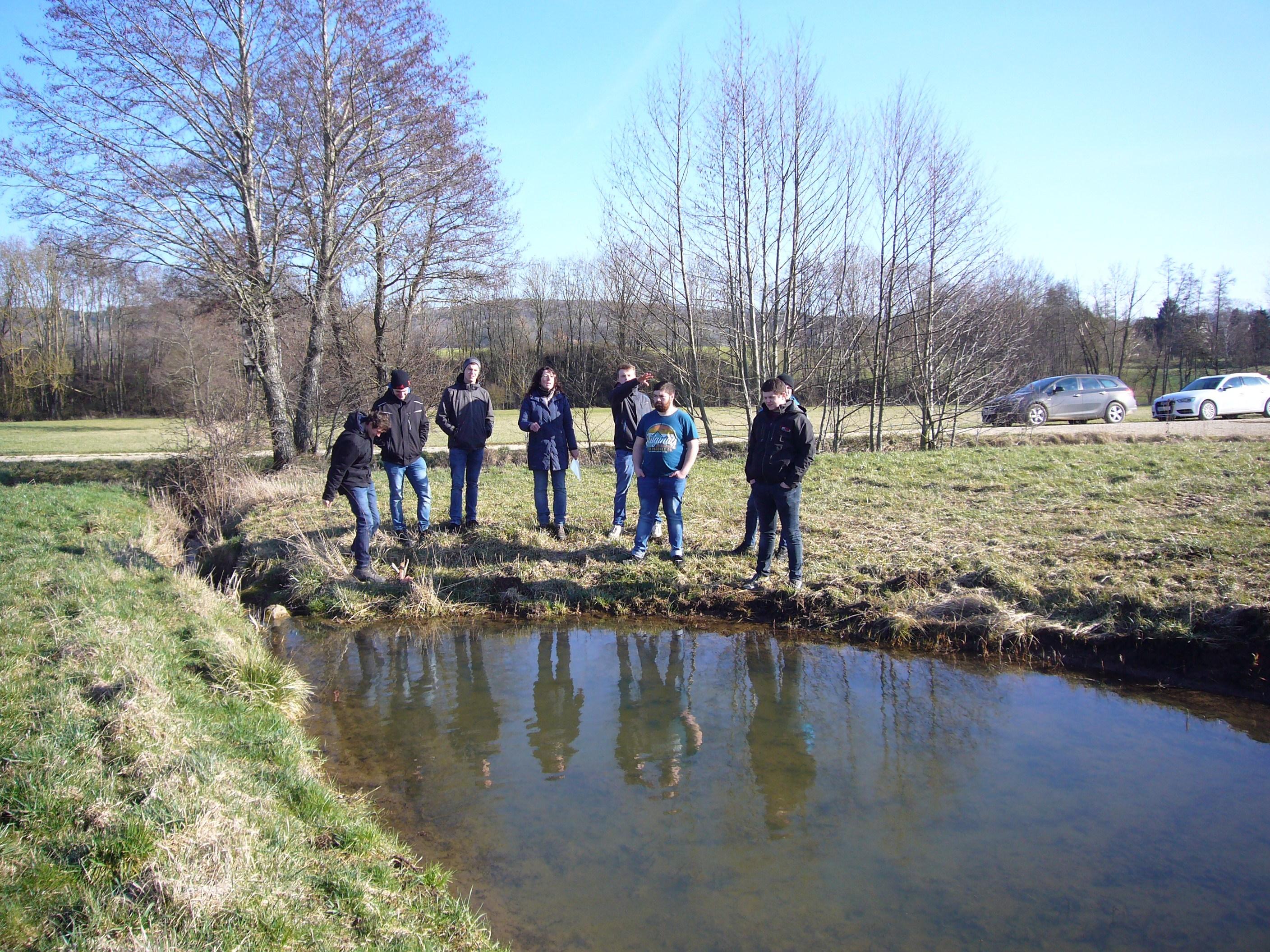Von der Kläranlage bis zur Bachmuschel: Exkursion zum Thema Wasserqualität