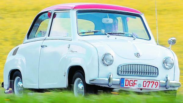 1954 auf dem Markt vorgestellt, wurde das Goggomobil von der Hans Glas GmbH im bayerischen Dingolfing bis 1969 hergestellt. Über die geringe Größe des Kleinstwagens kursierte mancher Witz wie dieser: "Wie viele Elefanten passen in ein Goggomobil? Vier, vorne zwei und hinten zwei. Und wie viele Giraffen passen in ein Goggomobil? Keine mehr, es sind ja schon die vier Elefanten drin".