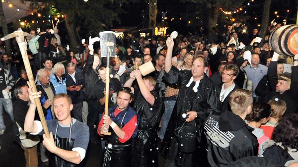 Ein unantastbares Ritual: Am letzten Tag wird traditionell ein Bierfass begraben und die Bergkirchweih damit endgültig beendet. Die Festwirte und Helfer ziehen hier mit Pickel, Schaufel, einem Priester (alias Festwirt Thomas Fischer) und dem letzten Fass Bier durch die Massen, um es zu begraben.