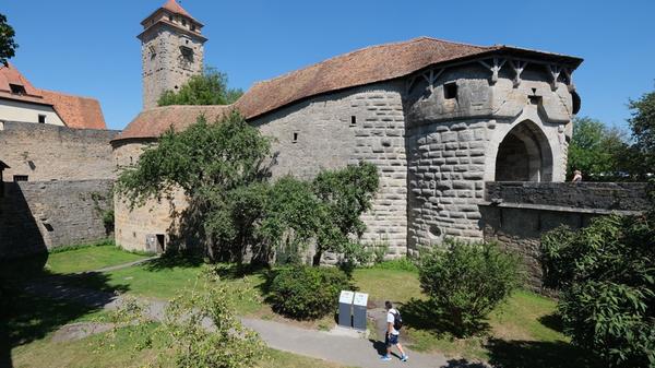 Diese Torbastei im Süden der Rothenburger Altstadt ist wohl die beeindruckendste im mittelalterlichen Stadtbild. Der Besucher hat hier gleich einiges zu entdecken: Zur gewaltigen Verteidigungsanlage mit dem Turm von 1370 (unter dessen Dachgiebel man einst sogar ein Hotelzimmer mit Ausblick buchen konnte) zählen eine Barbarkane (rundes vorgelagertes Bauwerk) mit einem begehbaren Kasemattengeschoss, in dem sogar Kanonen zu bewundern sind. Man kann das Innere der gesamten Anlage jederzeit erkunden und gelangt auch direkt in den Wallgraben, der zum Spaziergang entlang der Mauer in Richtung Kobollzelller Tor einlädt.