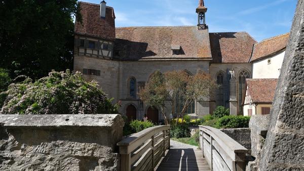 Häufig sind es die äußeren Tore der Stadt, die es mit ihrer Umgebung zu erkunden lohnt. So wie hier am Klingentor die wehrhafte St.-Wolfgangs-Kirche, die auch Schäferskirche genannt wird. Kaum jemand vermutet, dass es sich dabei um ein eindrucksvolles Bollwerk des Vortors der Bastei handelt. Zu dessen Besonderheiten zählen neben dem einschiffigen spätgotischen Kirchenraum gewölbte Kasematten, deren Besichtigung ein Erlebnis ist.