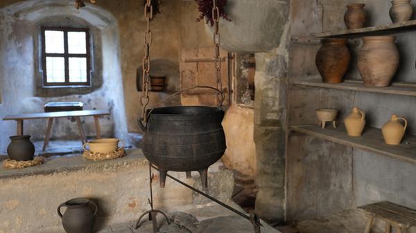 Nicht nur bei schlechtem Wetter ein Erlebnis sind vor allem zwei Höhepunkt der vielfältigen Rothenburger Museumswelt. Hier zu sehen ist die Klosterküche des ehemaligen Dominikanerinnenklosters, das heute Heimat des Rothenburg-Museums ist. Das Rothenburg-Museum bietet mit seinem Klostergarten zugleich einen meditativen Ort in der Natur zum Verweilen an.