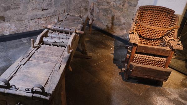 Folterutensilien sind im Mittelalterlichen Kriminalmuseum absolute Hingucker. Zu sehen sind unter anderem eine Streckbank oder ein Hexenstuhl. Das Kriminalmuseum befindet sich in der ehemaligen Johanniter-Komturei neben der St. Johanniskirche. Beide große Museen gehören auch zur Kirchengeschichte der Stadt. Ständige Sonderausstellungen ergänzen die klassischen Sammlungen.