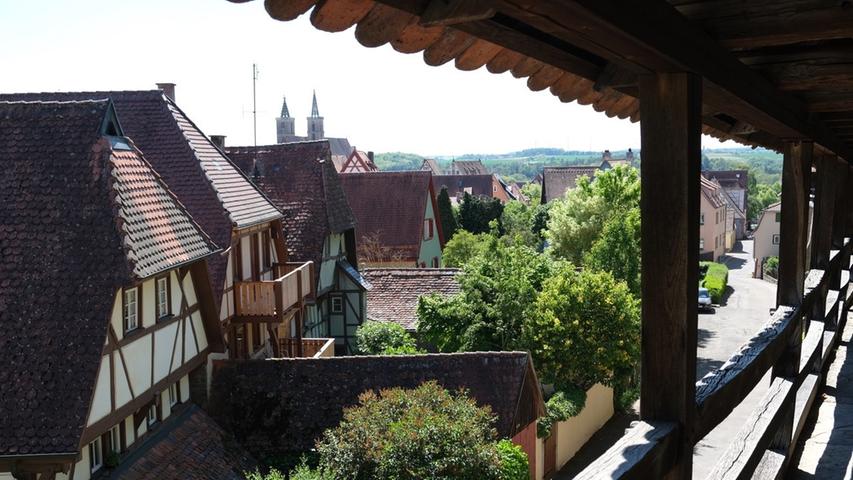 Rothenburg ist von rund vier Kilometer Stadtmauer umgeben und zählt 40 unterschiedliche Türme. Ohne auf der historischen Mauer gewandert zu sein, sollte man den Ort nicht verlassen, denn von dort aus eröffnen sich wieder ganz andere Einblicke in das Leben der alten Stadt mit seinen Hinterhöfen, Gärten und vor allem der mittelalterlichen Architektur, wobei man häufig noch jahrhundertealte Original-Ziegeldächer erblickt, die optisch herausstechen. Doch auch der Blick durch die Schießscharten nach außen kann interessant sein, zeigt er doch das moderne Gesicht der Neustadt, die flächenmäßig und bei der Einwohnerzahl längst die Altstadt überholt hat.