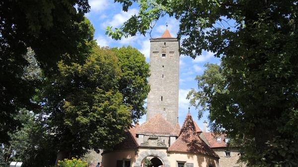 Wer den Burggarten besucht, der wandelt auf den eigentlich ursprünglich historischen Spuren der Stadt, die hier im 12. Jahrhundert mit einer Burganlage ihren Ursprung nahm. Das einzig erhaltene Gebäude aus der Zeit der Stauferburg ist die heutige Friedhofskapelle, eine Stauferstele erinnert an die große Vergangenheit. Die Burg wurde einst bei einem Erdbeben zerstört. Vor allem aber ist der Burggarten heute ein große herrliche Parkanlage mit Blick ins Taubertal und auf den südlichen Teil der Altstadt. Inmitten eines alten Baumbestandes lässt sich ideal verweilen und auf einer der zahlreichen Bänke oder im Gras von vergangenen Zeiten träumen ...