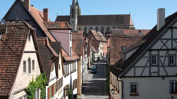 In diesem Altstadtviertel, zwischen der sehenswerten Jakobskirche und der Klingentorbastei, zeigt Rothenburg seinen ganz besonderen historischen Charme. Dies liegt vor allem daran, dass dieses Viertel nicht kriegszerstört wurde (40 Prozent der Altstadt wurden zerbombt) und zusammen mit der abzweigenden Jugendgasse sowie weiteren kleinen Nebengässchen die eigentliche Bausubstanz bis zum heutigen Tag ausmacht. In diesem Stadtteil findet sich auch ein einmaliges Kulturerbe mit dem Gebäude Judengasse 10 und dessen einzig erhaltener jüdischen Mikwe. Das Gegenstück ist unter anderem die Galgengasse, die völlig kriegszerstört war und neu aufgebaut wurde, wobei der Wiederaufbau nach Kriterien des "Rothenburger Wegs" so gelungen ist, dass viele Touristen den Unterschied gar nicht auf Anhieb erkennen.