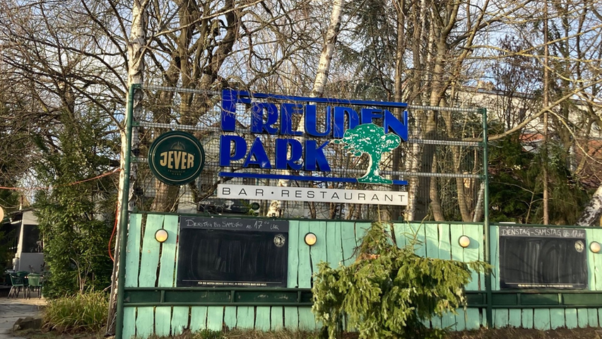 Ein wenig außerhalb liegt in der Kilianstraße 125 der Freudenpark. Eine urige Bar mit schönem Garten im Sommer. Die große Getränkekarte bietet eine feine Auswahl an Whiskey und zahlreiche "fancy Drinks". Mit Glück erwischt man einen Abend, an dem Live-Musik geboten wird. Ein wenig außerhalb liegt in der Kilianstraße 125 der Freudenpark. Eine urige Bar mit schönem Garten im Sommer. Die große Getränkekarte bietet eine feine Auswahl an Whiskey und zahlreiche "fancy Drinks". Mit Glück erwischt man einen Abend, an dem Live-Musik geboten wird.