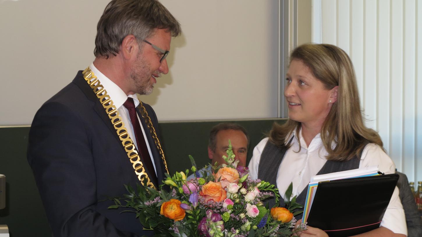 Vor fast genau fünf Jahren ging es zwischen Bürgermeister Karl-Heinz Fitz und der damals ganz neuen Stadträtin Bianca Bauer harmonischer zu als derzeit. Bauer wurde damals vereidigt.