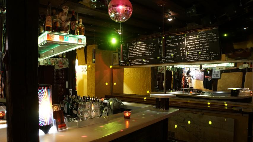 Beim ersten Besuch in der Mata Hari Bar empfiehlt das Bar-Team den Eis-Schnaps "Caretta". Seit 1994 gibt es die kleine Bar in der Weißgerbergasse 31. Freitags und samstags zwischen 21 Uhr und 1 Uhr sollte nur kommen, wer fein mit Gruppenkuscheln ist. Reservierungen sind nicht möglich.
