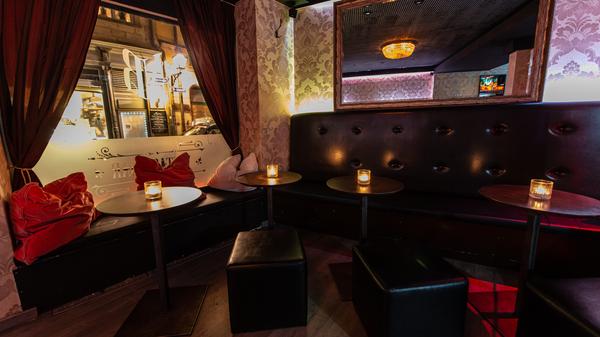 Die Vintage Bar in St. Sebald hat sich auf klassische Drinks aus der Zeit um 1805 bis 1940 fokussiert. Im Angebot: über 300 Spirituosen von Whiskey, Rum, Gin über Tequila und Mezcal bis hin zu Vermouth oder Amaro. Damit die Drinks nicht zu schnell verwässern, verwendet die Bar in der Irrerstraße 5 Volleis - das schmilzt nicht so schnell. Säfte werden durch Entsaftung oder Pressen gewonnen und die Sirupe sind selbst hergestellt. Keine Reservierungen, first come - first serve.