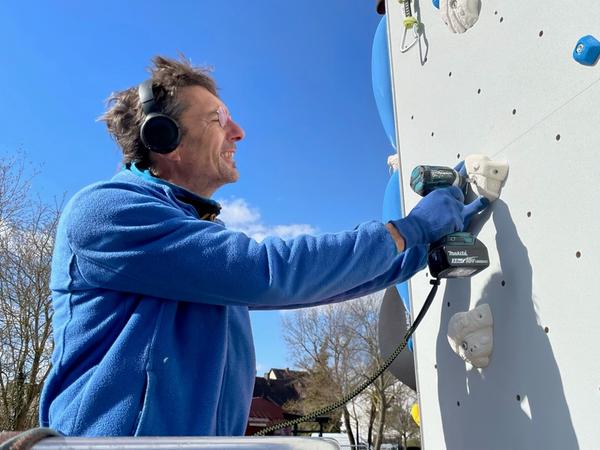 Schrauber-Legende Tom Kranz alias "Tom Schrauber" aus Oberschöllenbach bei Eckental schraubt die Routen an der Außenkletterwand. Schrauber-Legende Tom Kranz alias "Tom Schrauber" aus Oberschöllenbach bei Eckental schraubt die Routen an der Außenkletterwand.