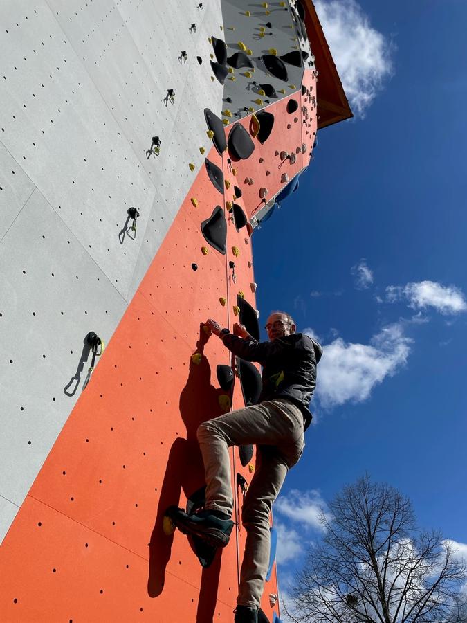 Peter Höhn, der Vorsitzende der Sektion Aischtal im Deutschen Alpenverein, testet die Open-Air-Kletterwand schon einmal aus. Peter Höhn, der Vorsitzende der Sektion Aischtal im Deutschen Alpenverein, testet die Open-Air-Kletterwand schon einmal aus.