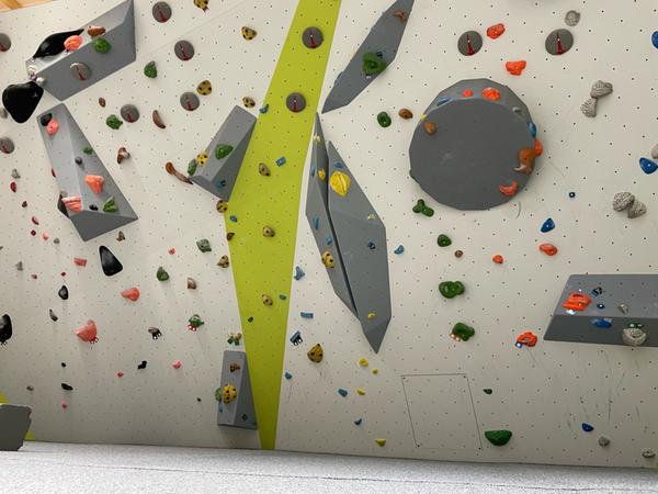 Doch auch für die Größeren sowie Erwachsene sind Boulderrouten in einem gesonderten Raum geschraubt. Doch auch für die Größeren sowie Erwachsene sind Boulderrouten in einem gesonderten Raum geschraubt.
