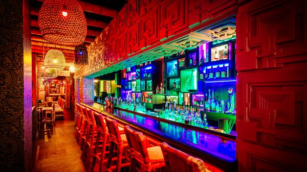 Die Blume von Hawaii wurde im letzten nordbayern.de-Voting 2019 zur besten Bar Nürnbergs gewählt. Seitdem hat sich einiges getan. Die bunte Bar mit Tiki-Kult ist an den Weinmarkt 16 gezogen und jetzt viermal so groß. Mittlerweile haben sich 250 Cocktailrezepte angesammelt, von denen 40 auf der halbjährlich wechselnden Karte stehen. Seit 2020 gibt es auch eine Terrasse mit 42 Sitzplätzen. Zudem wurde ein Spirituosen-Projekt realisiert: Über 3000 Liter verschiedenen, karibischen Rum hat man sich abfüllen lassen. Ein Platz am Wochenende ist nur mit Reservierung sicher.