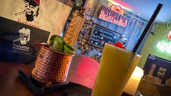 Ob kubanische oder tropische Cocktails, Klassiker oder Experimentelles: Die Bahama Bar am Weinmarkt 10 überzeugt mit karibischem Flair und einer vielseitigen Auswahl auf der Karte. Herausstechen die Frozen Margaritas. Die Drinks dampfen vor Kälte.
