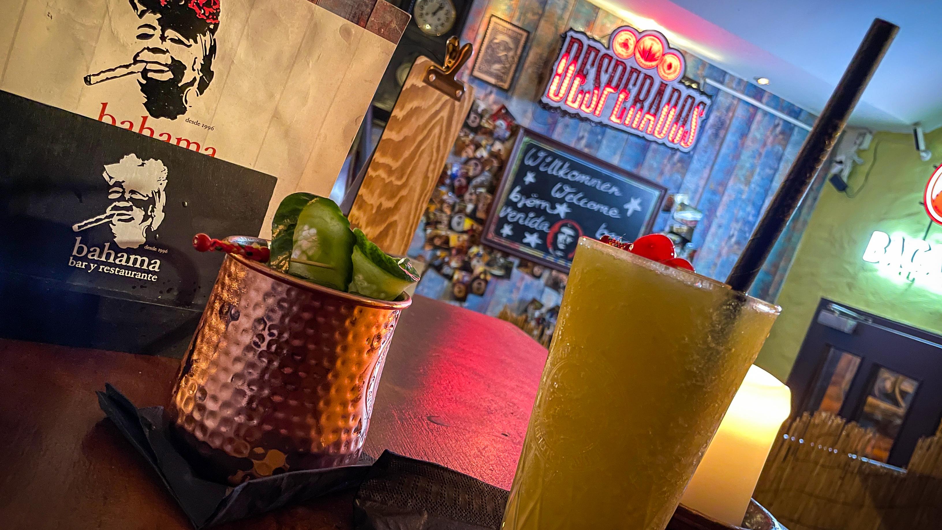 Ob kubanische oder tropische Cocktails, Klassiker oder Experimentelles: Die Bahama Bar am Weinmarkt 10 überzeugt mit karibischem Flair und einer vielseitigen Auswahl auf der Karte. Herausstechen die Frozen Margaritas. Die Drinks dampfen vor Kälte. Ob kubanische oder tropische Cocktails, Klassiker oder Experimentelles: Die Bahama Bar am Weinmarkt 10 überzeugt mit karibischem Flair und einer vielseitigen Auswahl auf der Karte. Herausstechen die Frozen Margaritas. Die Drinks dampfen vor Kälte.
