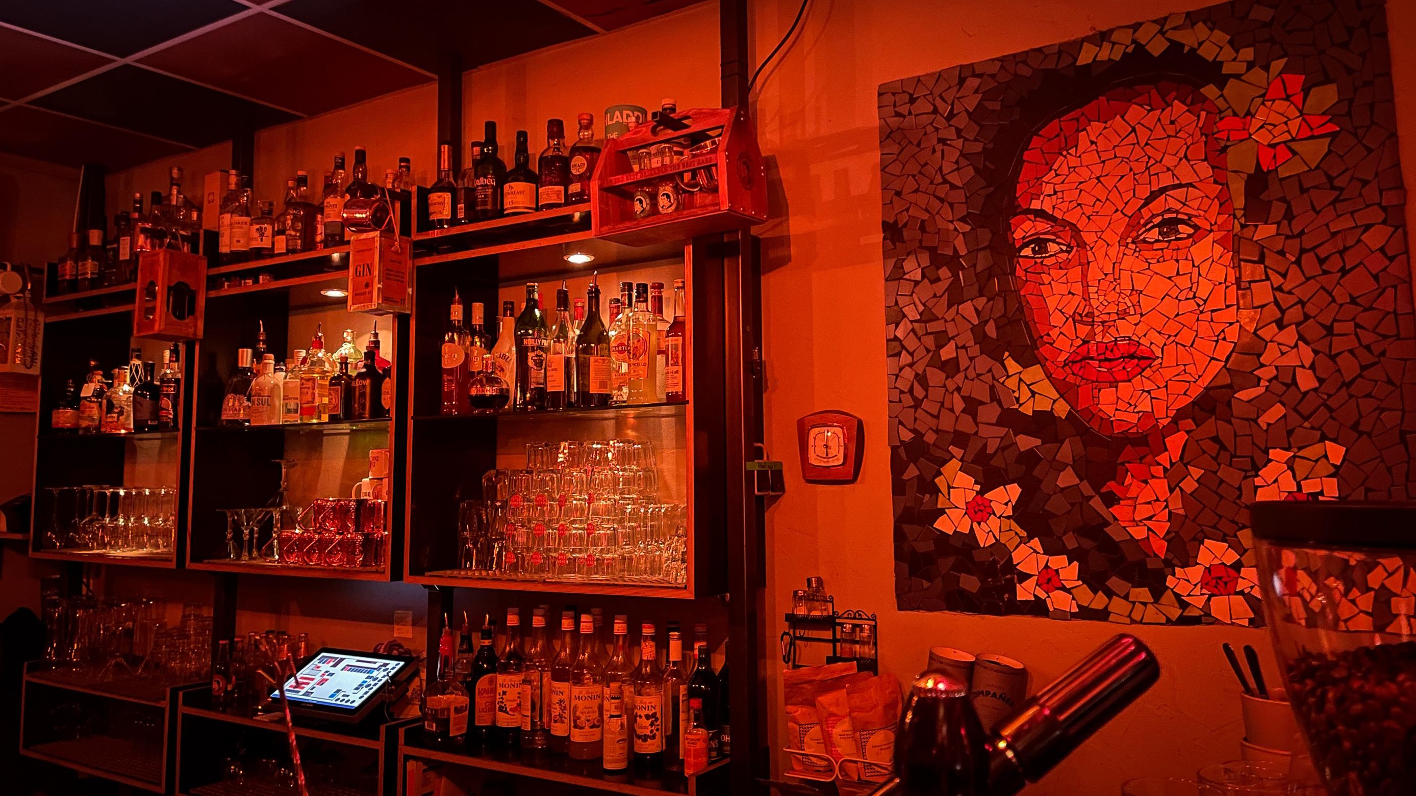 Tagsüber Café und abends Bar. Die Streetart in der Inneren Laufer Gasse 8 serviert feine Drinks und gut was auf die Ohren. Der "Gin Basil Smash" ist so gut, dass zu späterer Stunde schon mal der Bestand an Basilikum leerläuft. Oftmals bereichern DJs mit vielfältigen Sets das Barerlebnis. Im Sommer öffnen sich die Fenster zur Straße und die Bar erweitert sich mit einem Außenbereich. Tagsüber Café und abends Bar. Die Streetart in der Inneren Laufer Gasse 8 serviert feine Drinks und gut was auf die Ohren. Der "Gin Basil Smash" ist so gut, dass zu späterer Stunde schon mal der Bestand an Basilikum leerläuft. Oftmals bereichern DJs mit vielfältigen Sets das Barerlebnis. Im Sommer öffnen sich die Fenster zur Straße und die Bar erweitert sich mit einem Außenbereich.