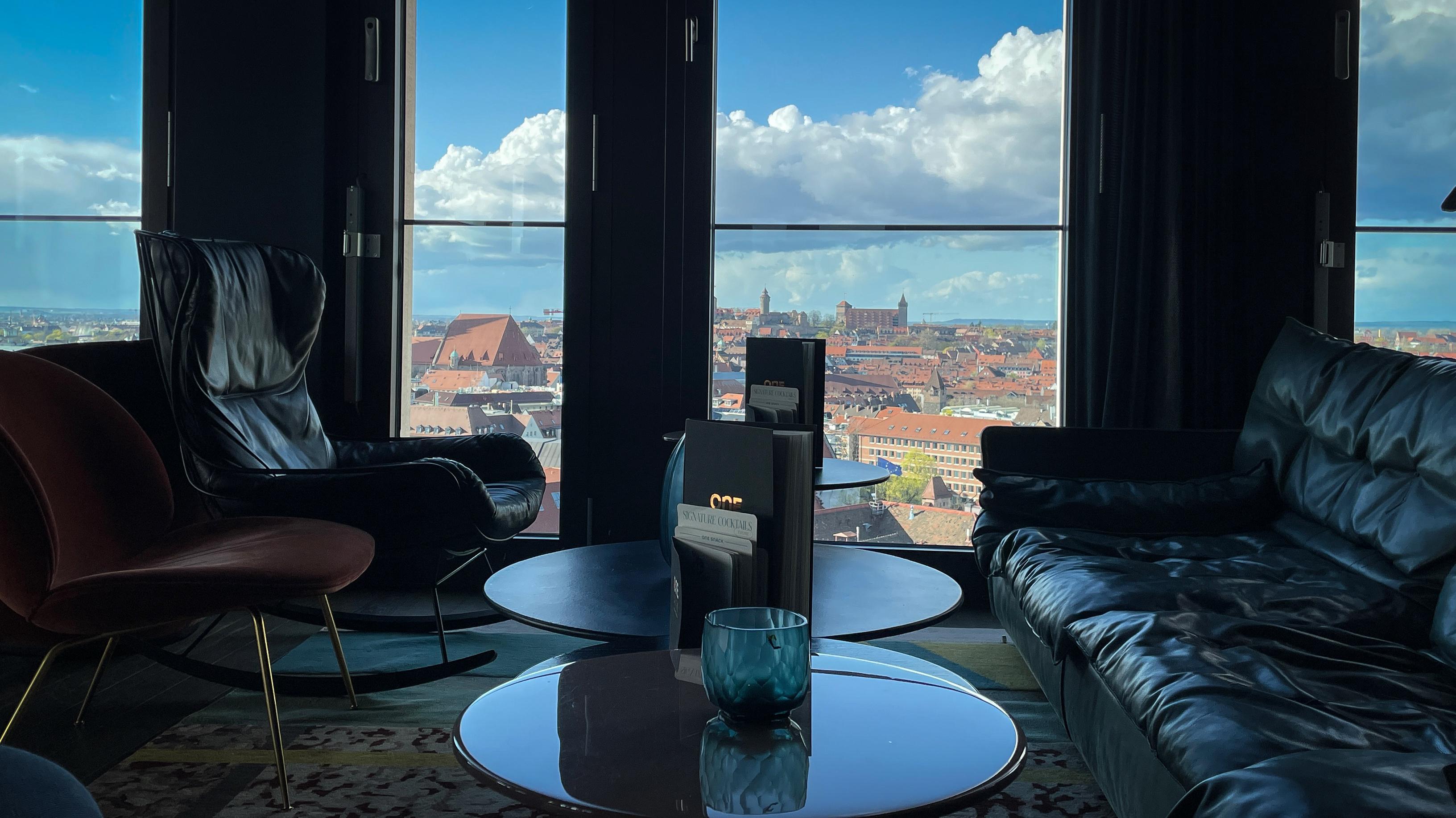 Allein schon die atemberaubende Aussicht lässt uns in den Redaktionstipps nicht um die Cloud One Bar herumkommen. Die Bar im 14. Stock des Motel One Nürnberg-Hauptbahnhof ist auf Gin spezialisiert. Neben dem Trinkerlebnis bietet eine eigene Gin-Karte auch ein Leseerlebnis. Cocktails, die nicht auf der Karte zu finden sind, werden auf Nachfrage zubereitet, sofern alle Zutaten vorhanden. Besonders nachgefragt wird der "Gin Basil Smash", der neben Gin noch Zitronensaft, Rohrzuckersirup und einige Blätter Basilikum enthält. Allein schon die atemberaubende Aussicht lässt uns in den Redaktionstipps nicht um die Cloud One Bar herumkommen. Die Bar im 14. Stock des Motel One Nürnberg-Hauptbahnhof ist auf Gin spezialisiert. Neben dem Trinkerlebnis bietet eine eigene Gin-Karte auch ein Leseerlebnis. Cocktails, die nicht auf der Karte zu finden sind, werden auf Nachfrage zubereitet, sofern alle Zutaten vorhanden. Besonders nachgefragt wird der "Gin Basil Smash", der neben Gin noch Zitronensaft, Rohrzuckersirup und einige Blätter Basilikum enthält.