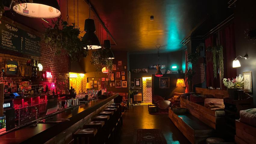 Seit kurzem hat die Harlem Bar in der Luitpoldstraße 9 eine neue Getränkekarte. Viele Zutaten werden mittlerweile selbst gekocht. Für Abwechslung sorgt ein Monatsspecial, bei dem saisonale Produkte eine wichtige Rolle spielen. Abseits der Karte hat die Bar ein großes Angebot an Spirituosen, sodass auch Wünsche außerhalb der Karte erfüllt werden können. Die Harlem Bar vereint gute Drinks mit guter Musik: In der Reihe "Homesession" treten wechselnde Musiker live auf. Seit kurzem hat die Harlem Bar in der Luitpoldstraße 9 eine neue Getränkekarte. Viele Zutaten werden mittlerweile selbst gekocht. Für Abwechslung sorgt ein Monatsspecial, bei dem saisonale Produkte eine wichtige Rolle spielen. Abseits der Karte hat die Bar ein großes Angebot an Spirituosen, sodass auch Wünsche außerhalb der Karte erfüllt werden können. Die Harlem Bar vereint gute Drinks mit guter Musik: In der Reihe "Homesession" treten wechselnde Musiker live auf.