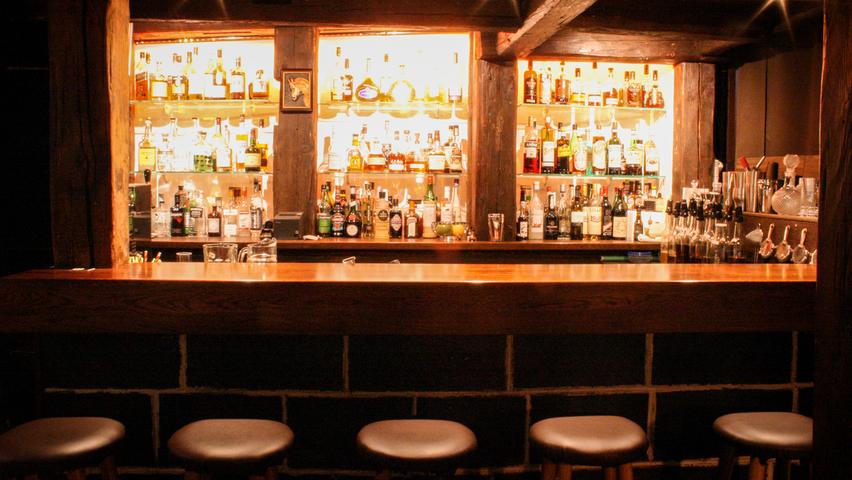 Das Herrengedeck ist eine kleine, etwas versteckte Bar mit gemütlicher Atmosphäre und einem progressiven, teilweise experimentellen Cocktailprogramm. In der Schlotfegergasse 36 werden auch zahlreiche eigene Kreationen serviert. Wer Abwechslung von üblichen Cocktails und Longdrinks sucht, wird hier auf jeden Fall fündig. Das Herrengedeck ist eine kleine, etwas versteckte Bar mit gemütlicher Atmosphäre und einem progressiven, teilweise experimentellen Cocktailprogramm. In der Schlotfegergasse 36 werden auch zahlreiche eigene Kreationen serviert. Wer Abwechslung von üblichen Cocktails und Longdrinks sucht, wird hier auf jeden Fall fündig.