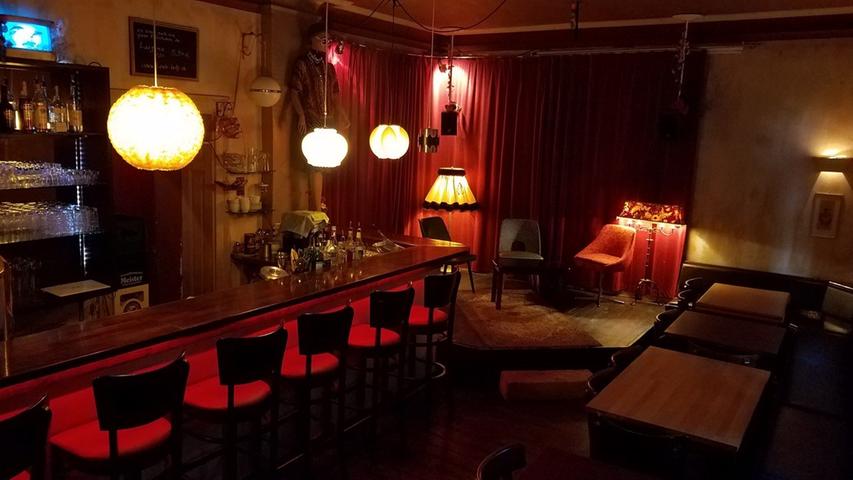 Die Tante Betty Bar ist eine Jazzbar im Stile der 60er-Jahre in der Nürnberger Nordstadt. Seit 2015 gibt es die schnuckelige Bar in der Schweppermannstraße 1. Tante Betty hat bereits zwei Mal den Bundeskulturpreis "Applaus" für sein herausragendes Musikprogramm gewonnen. Konzerte gibt es nur unter der Woche, am Wochenende ist Barbetrieb. Die Tante Betty Bar ist eine Jazzbar im Stile der 60er-Jahre in der Nürnberger Nordstadt. Seit 2015 gibt es die schnuckelige Bar in der Schweppermannstraße 1. Tante Betty hat bereits zwei Mal den Bundeskulturpreis "Applaus" für sein herausragendes Musikprogramm gewonnen. Konzerte gibt es nur unter der Woche, am Wochenende ist Barbetrieb.